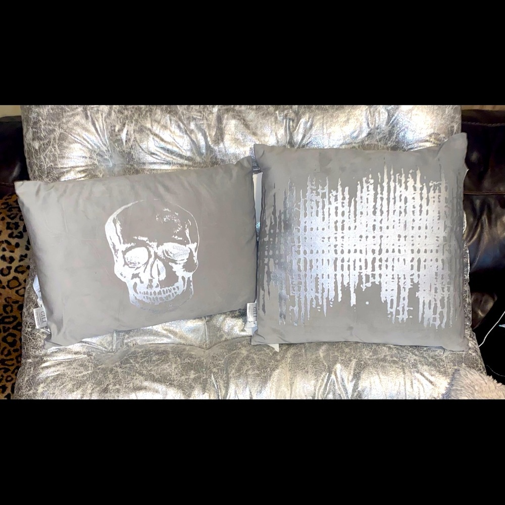 Grey and silver pillows by G.I.L.I
